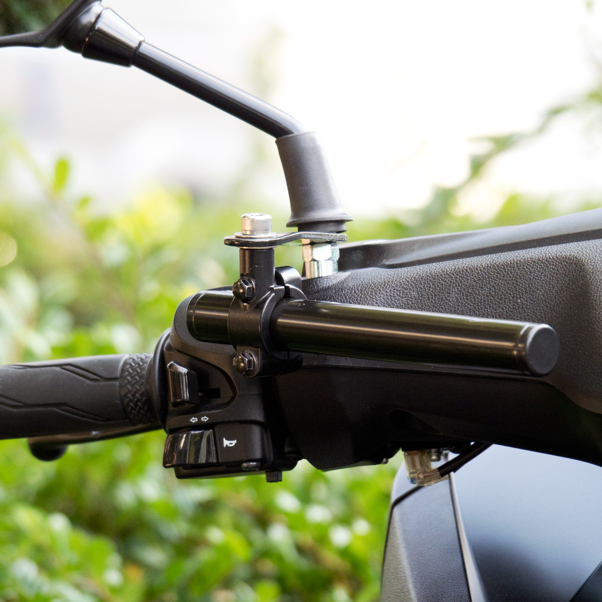 トリシティ300専用スマートフォンマウントバー - バイクパーツメーカー